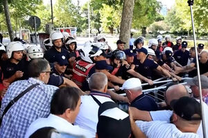 Canhões de água e gás-pimenta usados para dispersar protesto junto ao parlamento da Albânia