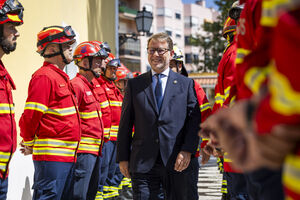 O ministro da Administração Interna, Luis Neves, durante uma visita à sede da Liga dos Bombeiros Portugueses