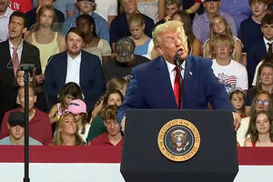 Jovens gozam com Trump em pleno comício e momento torna-se viral
