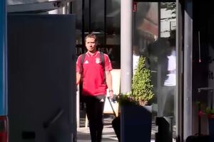 Jogadores do Benfica saem de hotel na Suíça rumo a Portugal após derrota contra o St. Gallen