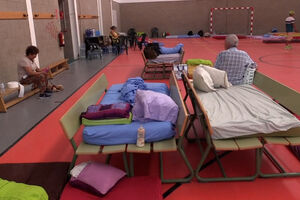 Escola transformada em centro de acolhimento para receber moradores de zonas afetadas pelo fogo na região de Madrid 