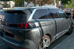 O carro onde a menina ficou esquecida