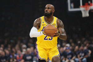 LeBron James com a camisola dos Lakers em Maio passado