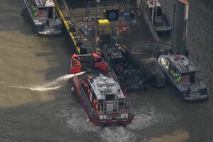 Barco da polícia choca contra ponte em Londres e lança agentes ao rio Tamisa