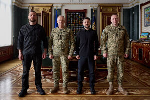 O ministro interino da Defesa, major-general Yevhen Khmara, o ex-comandante-chefe das Forças Armadas da Ucrânia Oleksandr Syrskyi, o presidente ucraniano Volodymyr Zelenskyy e o novo comandante-chefe das Forças Armadas da Ucrânia Mykhailo Drapatyi.