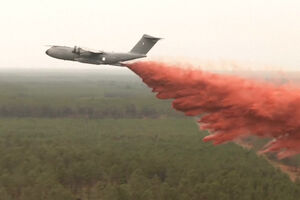 Avião militar lança retardante para travar incêndios em França