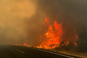 Incêndio ameaça cidade no Oregon enquanto sobe para quatro o número de bombeiros mortos no Colorado