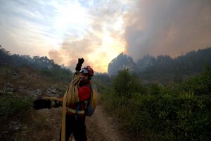 Bombeiro combate incêndio