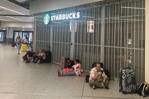 Os passageiros esperam pela abertura dos cafés no aeroporto de Gatwick