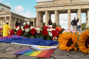 Flores, bandeiras e velas para recordar vítimas de ataque a marcha LGBTQIA+ em Berlim