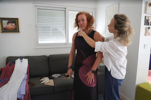 A personal stylist conjuga as roupas com os acessórios