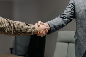 Lobbying consiste na prática de influenciar, direta ou indiretamente, a elaboração ou execução de políticas públicas