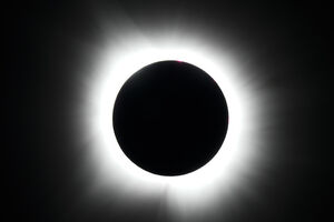 Eclipse solar total visto de Portugal com óculos de proteção