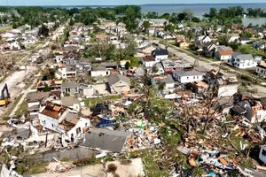 Passagem de tornado deixa rasto de destruição no Wisconsin