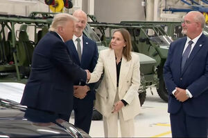 Trump visita fábrica da General Motors e afirma que tem sido "generoso" com a empresa