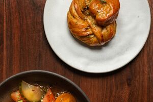 Salada de figos e tomate com pão torrado, para petiscos em Lisboa