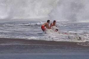 Nadador-salvador de 16 anos salva criança arrastada por forte ondulação em praia da Califórnia