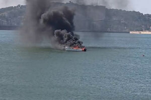 Barco em chamas no rio Tejo