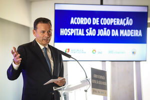 O primeiro-ministro Luís Montenegro na cerimónia de assinatura da cooperação entre a Santa Casa da Misericórdia e o Hospital de São João da Madeira