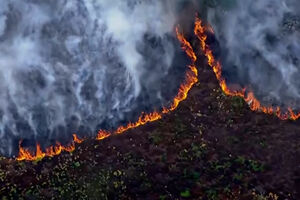 Helicópteros combatem incêndio na costa inglesa com água do mar