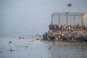 Migrantes chegam a Ceuta por mar