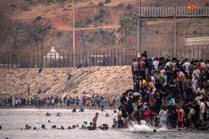 Migrantes tentar chegar a Ceuta