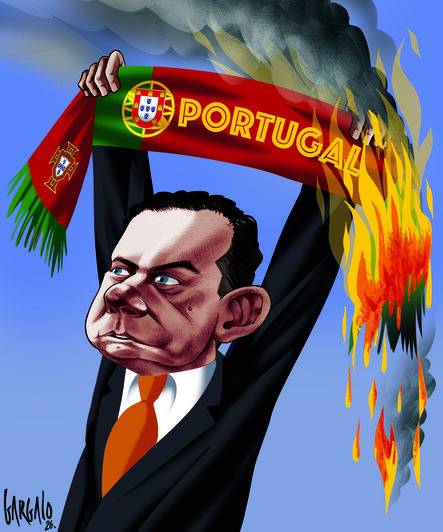 Luís Montenegro com o cachecol de Portugal em chamas