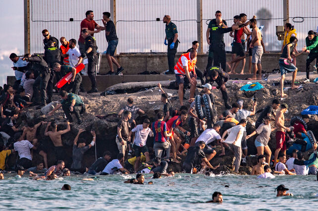 Milhares de migrantes tentaram passar a fronteira de Marrocos para Ceuta