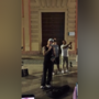 Robbie Williams surpreende fãs ao cantar um dos seus maiores êxitos nas ruas de Sevilha