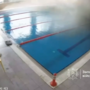 O momento em que míssil russo atinge piscina coberta no sul da Ucrânia