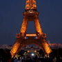 Torre Eiffel ilumina-se com as cores da bandeira dos EUA pelos 250 anos da independência