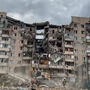 Ataque russo destrói edifício residencial em Kiev