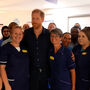 Príncipe Harry visita hospital pediátrico de Birmingham