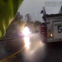 Imagens de ‘bodycam’ registam momento em que carro passa por cima de cabos elétricos caídos e provoca explosão 