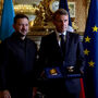 Zelensky distingue Macron com uma das mais altas condecorações da Ucrânia