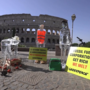 Estátuas de gelo derretem junto ao Coliseu de Roma em protesto contra alterações climáticas