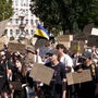 Ucranianos manifestam-se contra decisão de Zelensky de demitir ministro da Defesa 