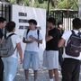 Exames nacionais: escolas abertas à noite, alunos com notas suspensas e ministro que não se demite