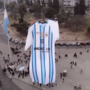 “Obrigado, Leo”: cidade natal de Messi presta homenagem com camisola gigante antes da final do Mundial