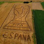 Artista italiano usa trator para fazer desenho gigante do troféu do Mundial e celebrar a vitória espanhola