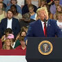 Jovens gozam com Trump em pleno comício e momento torna-se viral