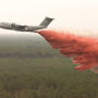 Avião militar lança retardante para travar incêndios em França