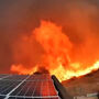 Imagens impressionantes mostram como incêndio florestal se aproxima de habitação em apenas 5 minutos