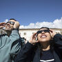 Especialista alerta que óculos certificados são 'imprescindíveis' para ver o eclipse: 'Não usem métodos caseiros'