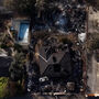 Casas e carros destruídos numa zona florestal fustigada pelo fogo na região de Madrid
