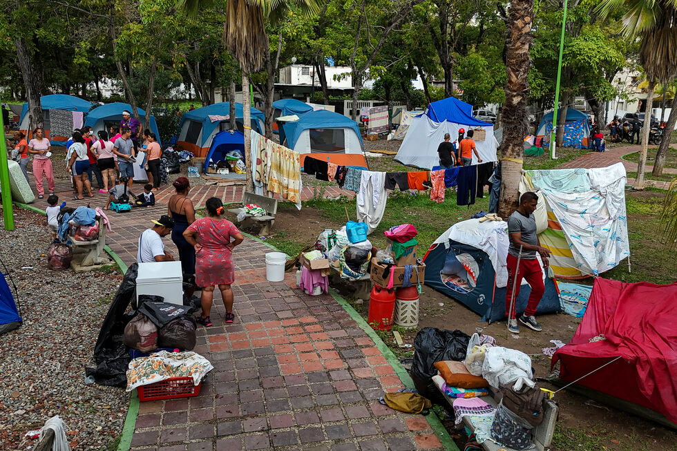 Depois de ficar com as casas destruídas, a população vive agora em parques na cidade