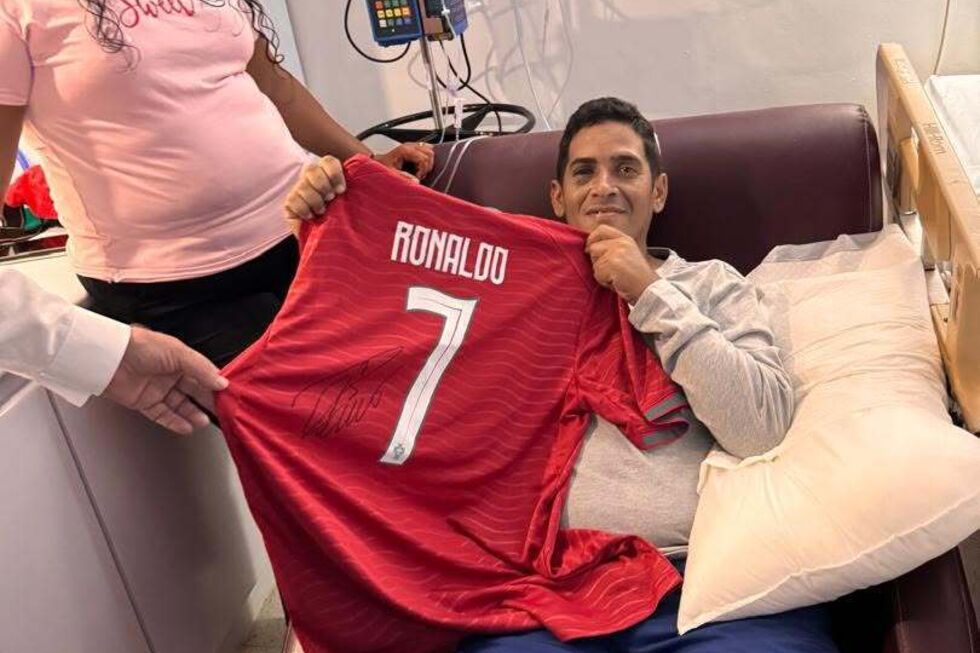 Hernán Gil Flores recebe camisola da Seleção Nacional assinada por Cristiano Ronaldo