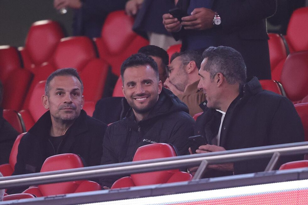 Samaris, ao centro, no Estádio da Luz