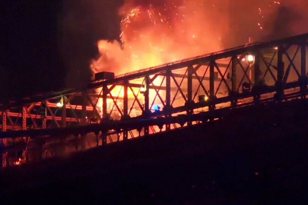 Fogo de artifício provoca incêndio na Ponte de Brooklyn