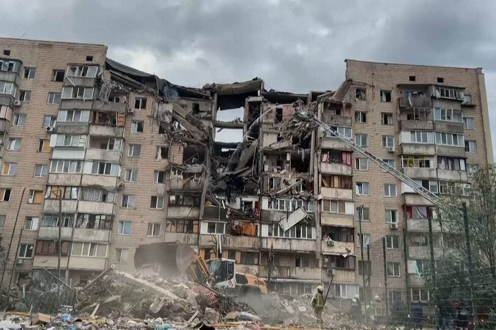 Ataque russo destrói edifício residencial em Kiev